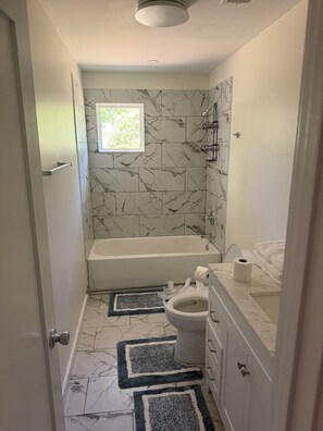 Towels, soap, toilet paper - The House at Sinclair Marina in the heart of Milledgeville (Milledgeville)