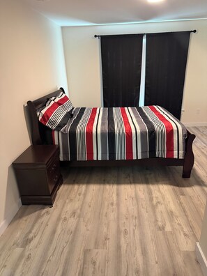 4 bedrooms, Internet, bed sheets - The House at Sinclair Marina in the heart of Milledgeville (Milledgeville)