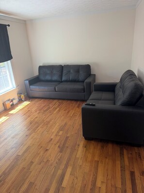 Living area - The House at Sinclair Marina in the heart of Milledgeville (Milledgeville)
