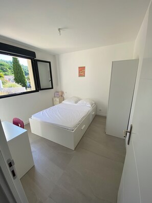 Iron/ironing board, WiFi, bed sheets