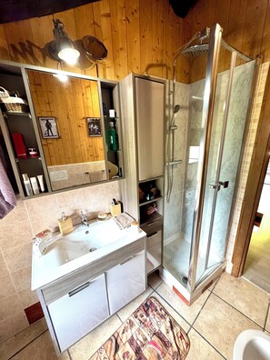 Secadora de cabello, toallas, jabón, papel de baño 