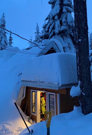Exterior - Popular Cabin Colony - steps from village, hot tub (Vernon)