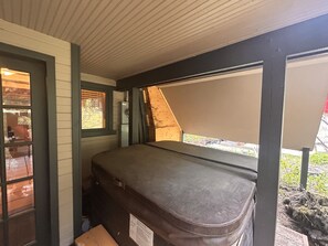 Outdoor spa tub - Popular Cabin Colony - steps from village, hot tub (Vernon)
