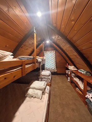 2 bedrooms, free WiFi, bed sheets - Popular Cabin Colony - steps from village, hot tub (Vernon)