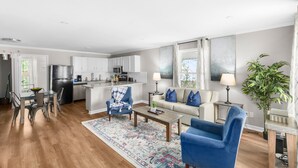 Eine moderne Wohnung mit Küche, Essbereich und Wohnzimmer.