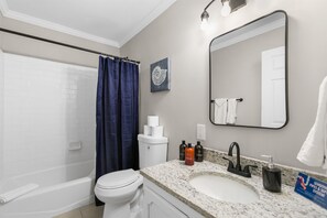 Shower, hair dryer, towels - Druid Hills Retreat | Group Stay/King Bed/Parking (Birmingham)