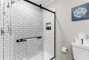 Dusche, Haartrockner, Handtücher