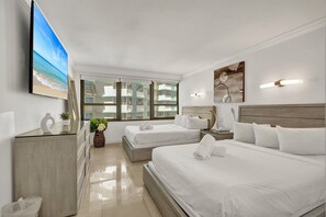 Tabla de planchar con plancha, cuna de viaje, wifi y ropa de cama 