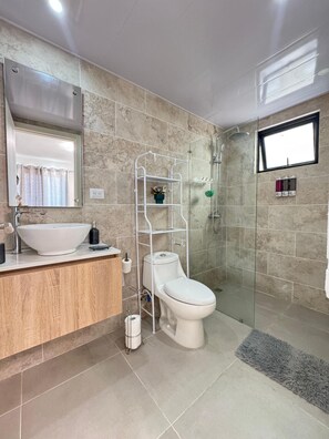 Een douche, handdoeken