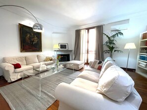 A living room with a sofa, coffee table, and a fireplace. - Seaview Downtown (Palermo)