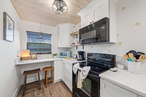 Private kitchen - Cozy retro surf/beach vibe 2 bedroom condo (Indian harbor beach)