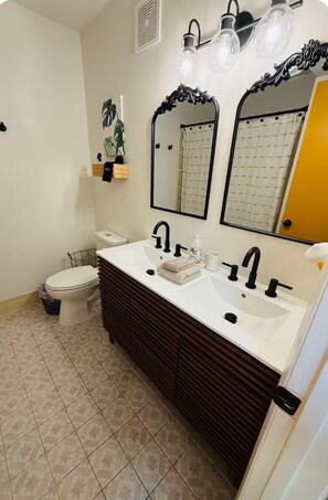 Shower, hair dryer, towels, soap - Cozy retro surf/beach vibe 2 bedroom condo (Indian harbor beach)