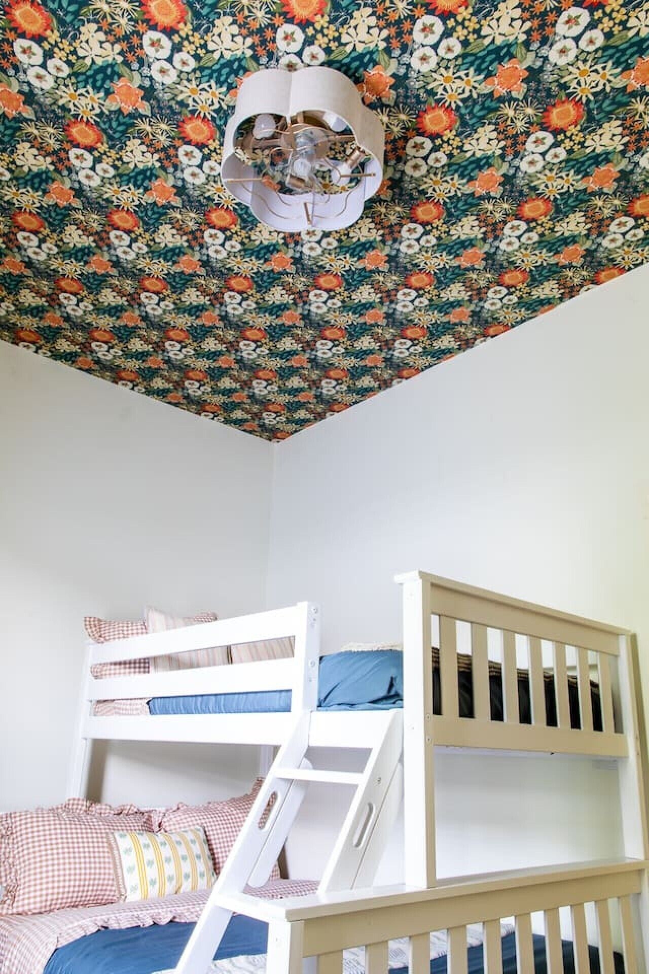 3 slaapkamers, een bureau, een strijkplank/strijkijzer, reisbedje