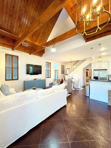 "Bully's Bungalow"
Charming Bungalow Near MSU, Downtown & Game Day Fun