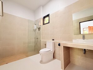 Shower, towels, soap, toilet paper - Villa La Forest  (Koh Phangan)