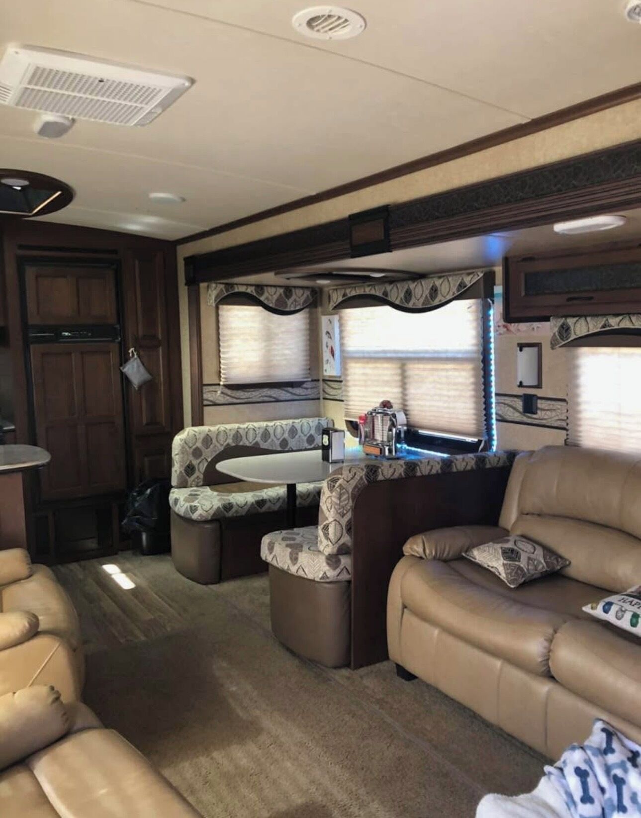 South Lake Charles, Serene & Peaceful Travel Trailer- Icy Cold - 루이지애나