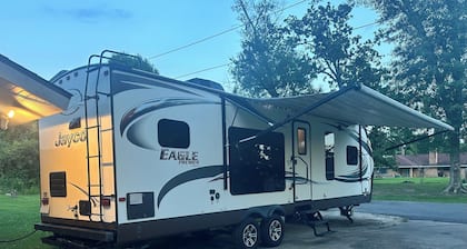 South Lake Charles, Serene & Peaceful Travel trailer- icy cold