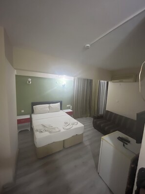 Habitación clásica con 2 camas individuales, balcón, vista a la ciudad | Wifi gratis 