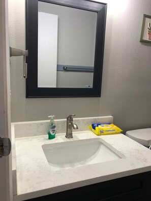 Towels, toilet paper - Charming 1-bedroom mobile home in Seguin perfect for relaxing getaway (Seguin)
