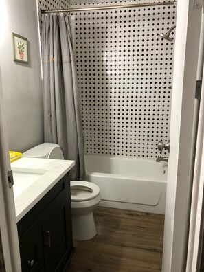 Towels, toilet paper - Charming 1-bedroom mobile home in Seguin perfect for relaxing getaway (Seguin)