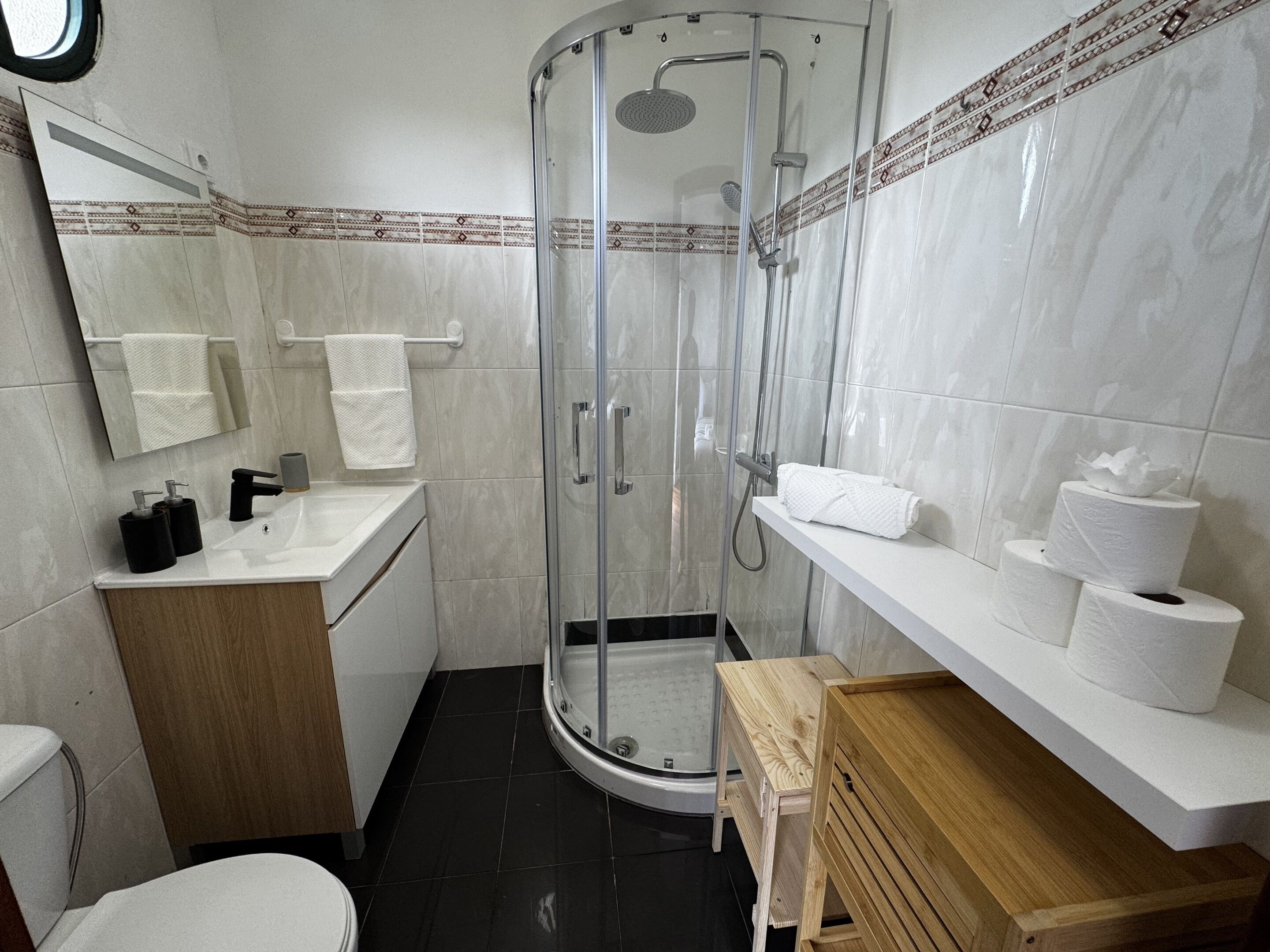 Een douche, een haardroger, handdoeken, zeep