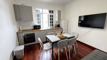Full-size fridge, microwave, oven, stovetop