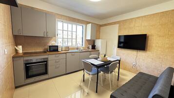 Deluxe Chalet, Ensuite, River View (Wolf Villa - T1) | Shared kitchen | Full-size fridge, microwave, oven, stovetop
