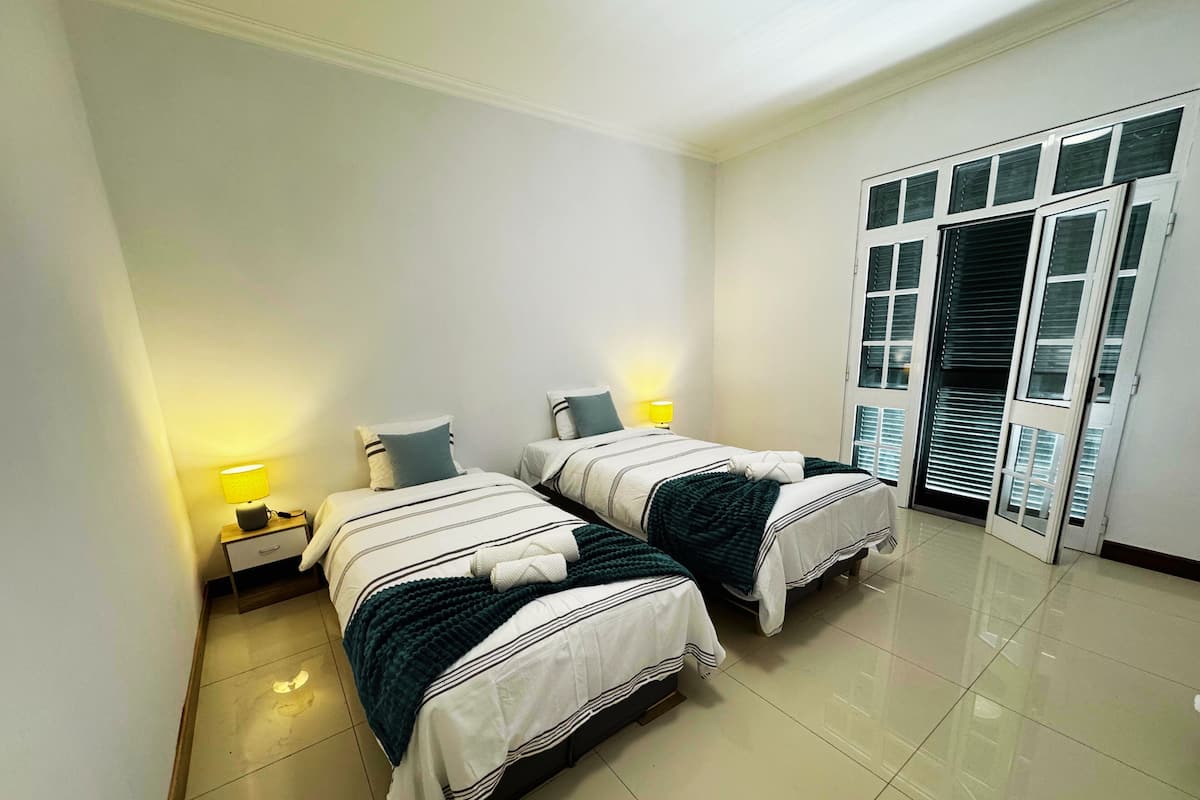 Cortinas blackout, insonorización y tabla de planchar con plancha