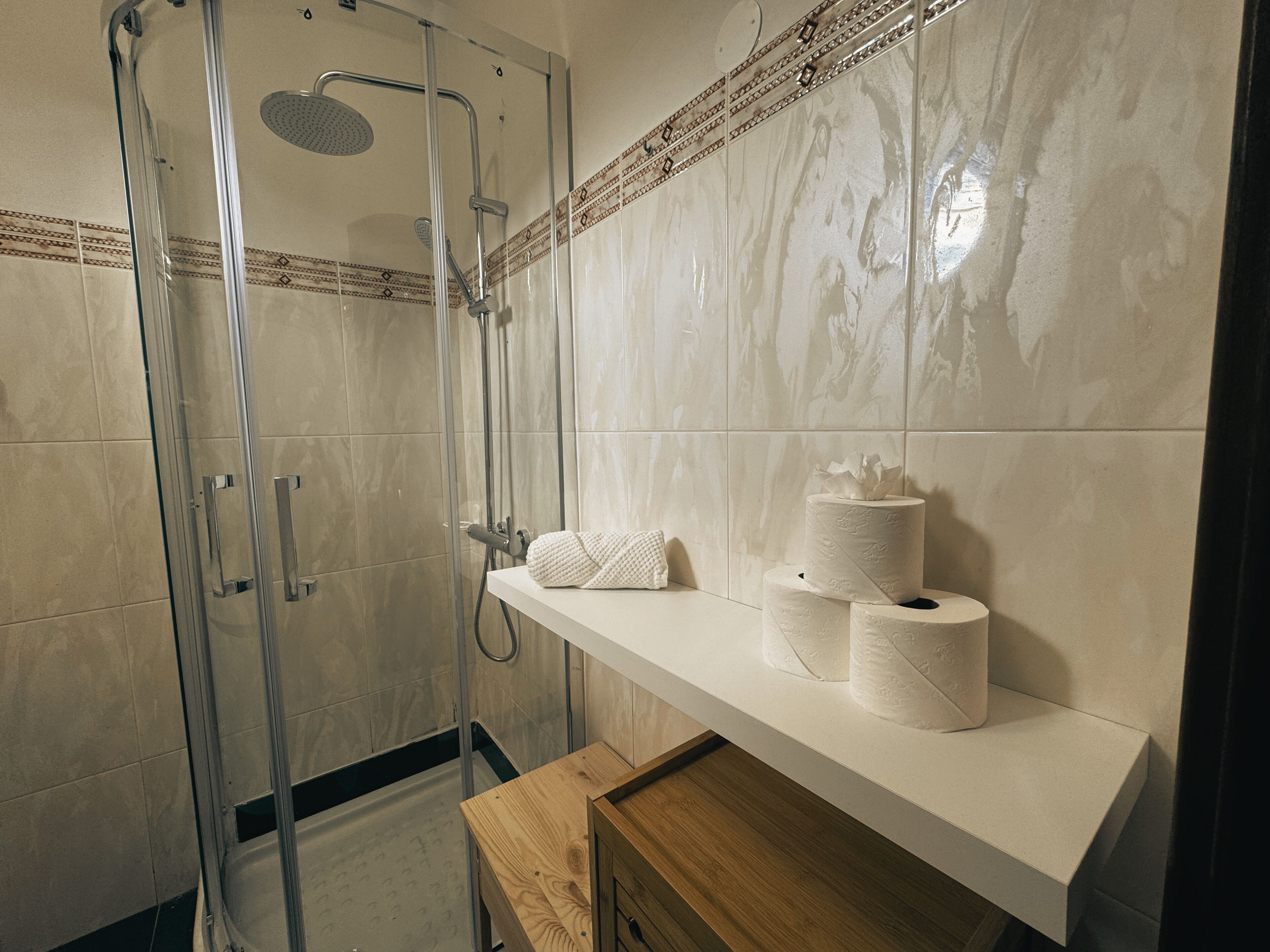 Een douche, een haardroger, handdoeken, zeep