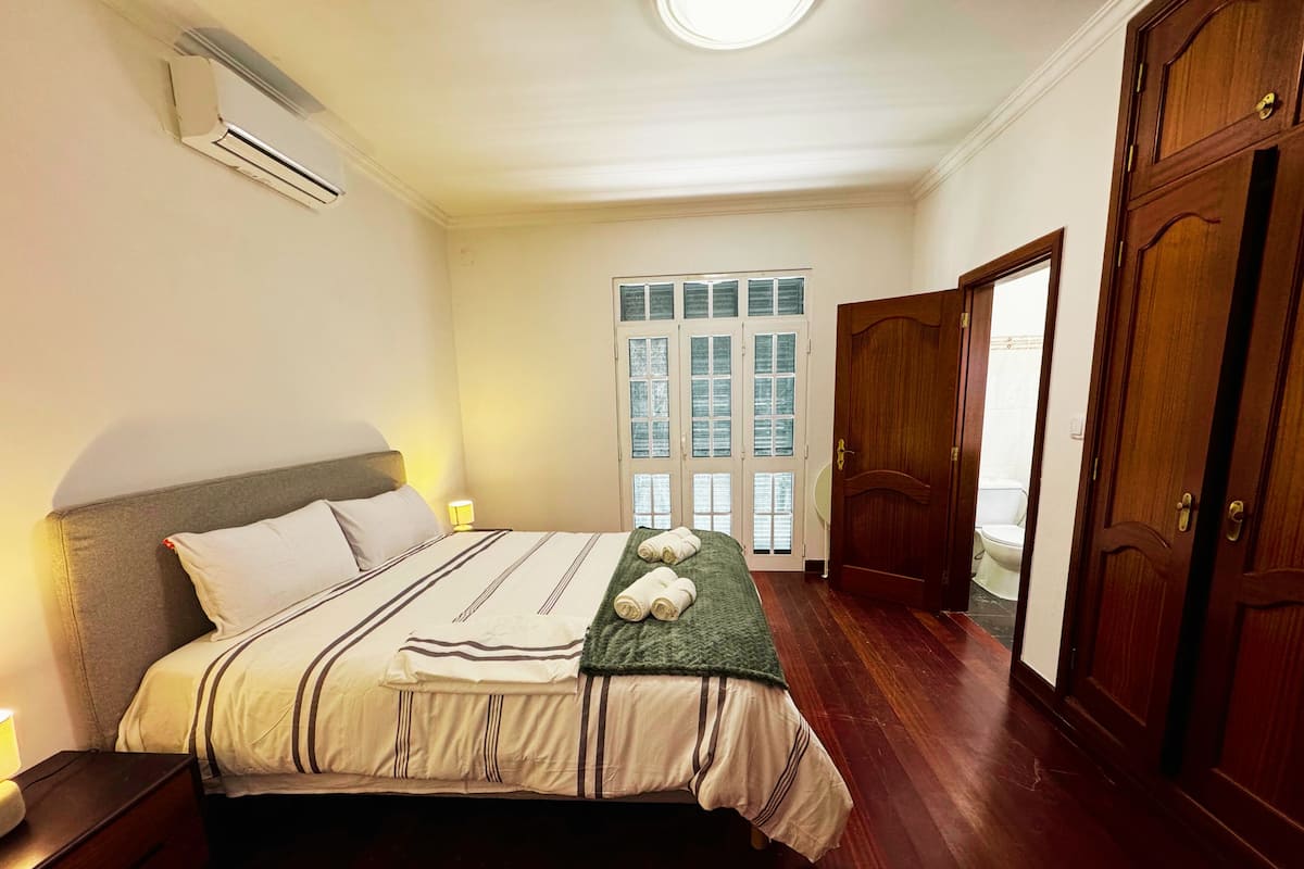 Cortinas blackout, insonorización y tabla de planchar con plancha