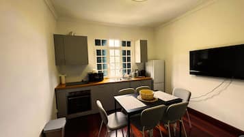 Apartamento família, banheiro privativo | Cozinha compartilhada | Geladeira grande, micro-ondas, fogão, cooktop