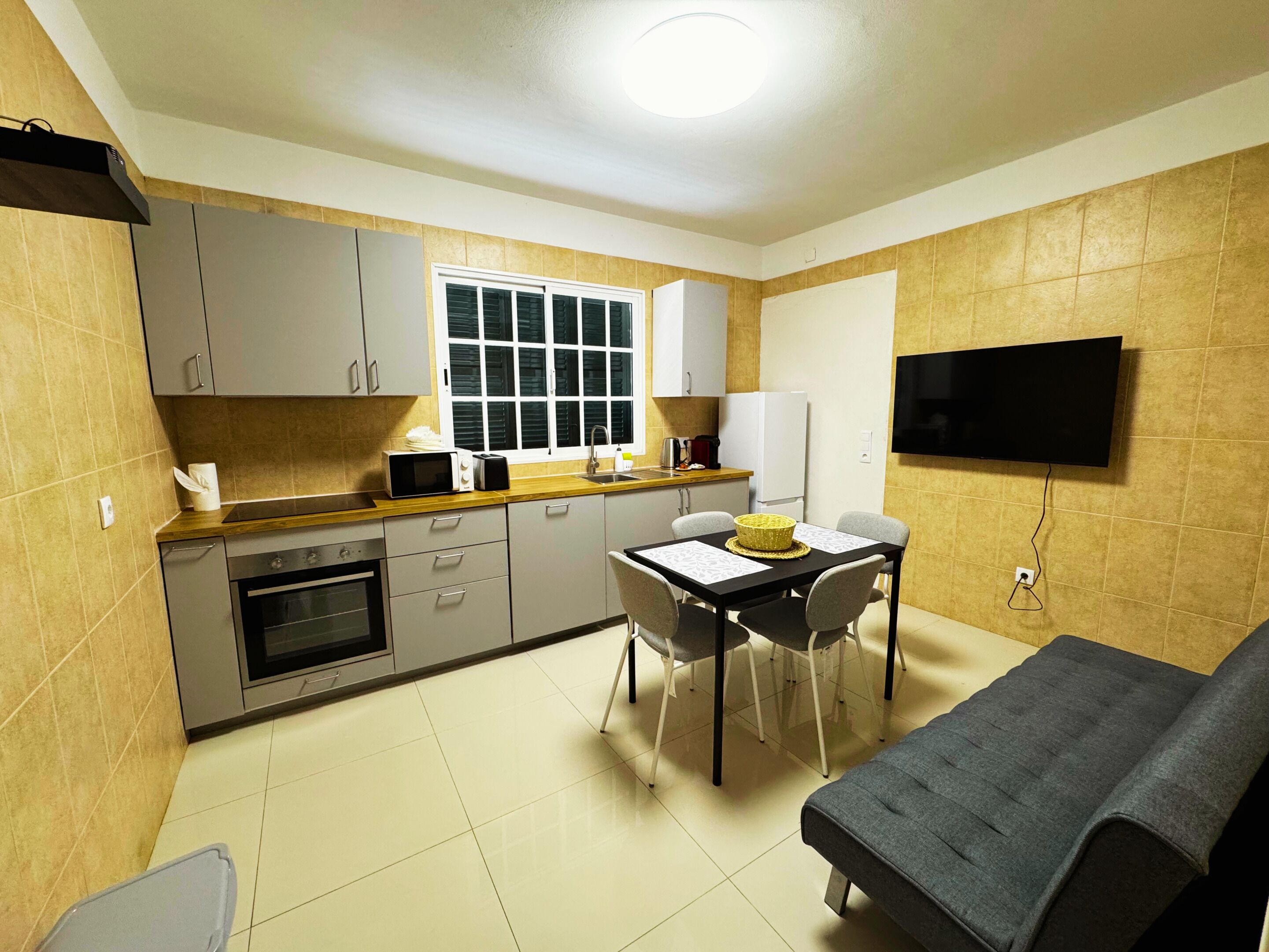 Apartemen, ensuite | Dapur pribadi | Lemari es besar, microwave, oven, dan kompor