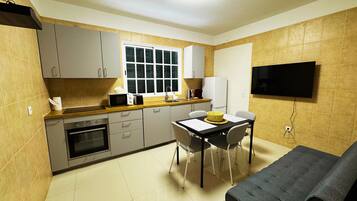 Apartemen, ensuite | Dapur pribadi | Lemari es besar, microwave, oven, dan kompor