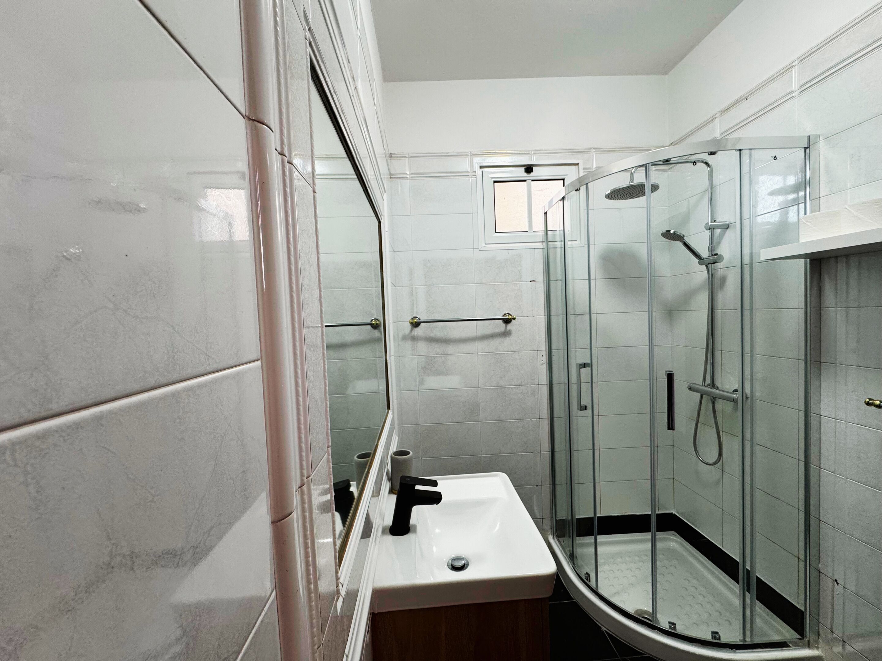 Shower, pengering rambut, handuk, dan sabun
