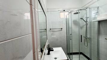 Shower, pengering rambut, handuk, dan sabun