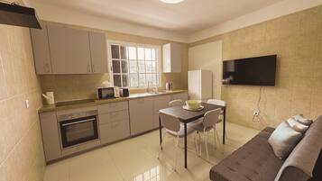 Full-sized fridge, microwave, oven, stovetop