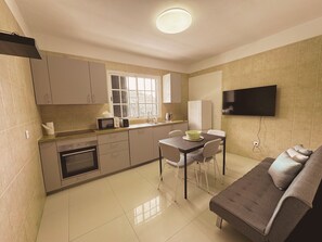 Full-size fridge, microwave, oven, stovetop - Wolf Villa (Câmara de Lobos)