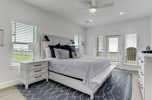 4 bedrooms, desk, iron/ironing board, travel crib - Beach Escape- Short walk to beach access (Galveston)