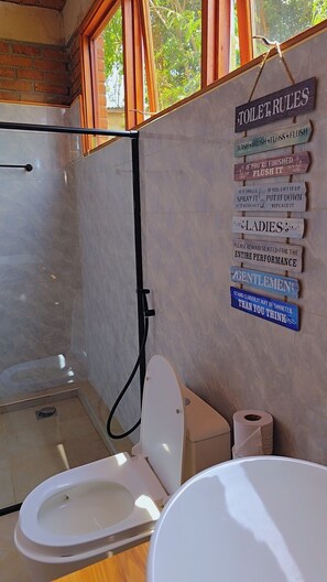 Deluxe Double Room | Bathroom - OLIVIA GREEN LODGE (Arusha Region)