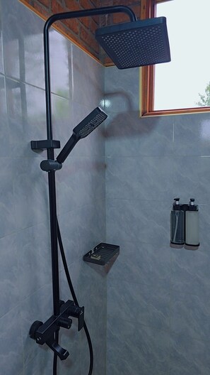 Quarto econômico | Banheiro | Chuveiro, toalhas de banho, sabonete, shampoo