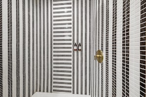 Studio, ban công | Phòng tắm | Máy sấy tóc, khăn tắm, xà phòng, dầu gội 