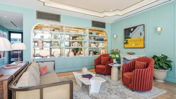 Coin salon dans le hall