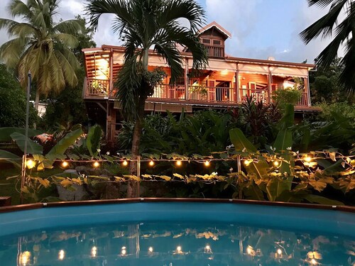 Haut de villa créole avec vue mer, piscine, près de Malendure – Bouillante