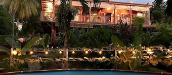 Haut de villa crĂ©ole avec vue mer, piscine, prĂšs de Malendure â Bouillante