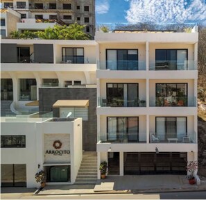 Exterior - Just a few steps from Arrocito Beach, with amenities, a pool, internet, and parking. (Santa María Huatulco)