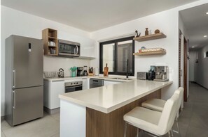 Private kitchen - Just a few steps from Arrocito Beach, with amenities, a pool, internet, and parking. (Santa María Huatulco)