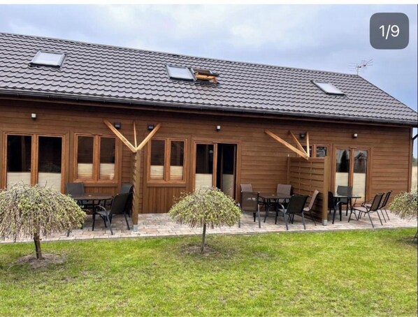 Outdoor dining - Wooden holiday homes by the sea in Grzybowo in a quiet location (Grzybowo)