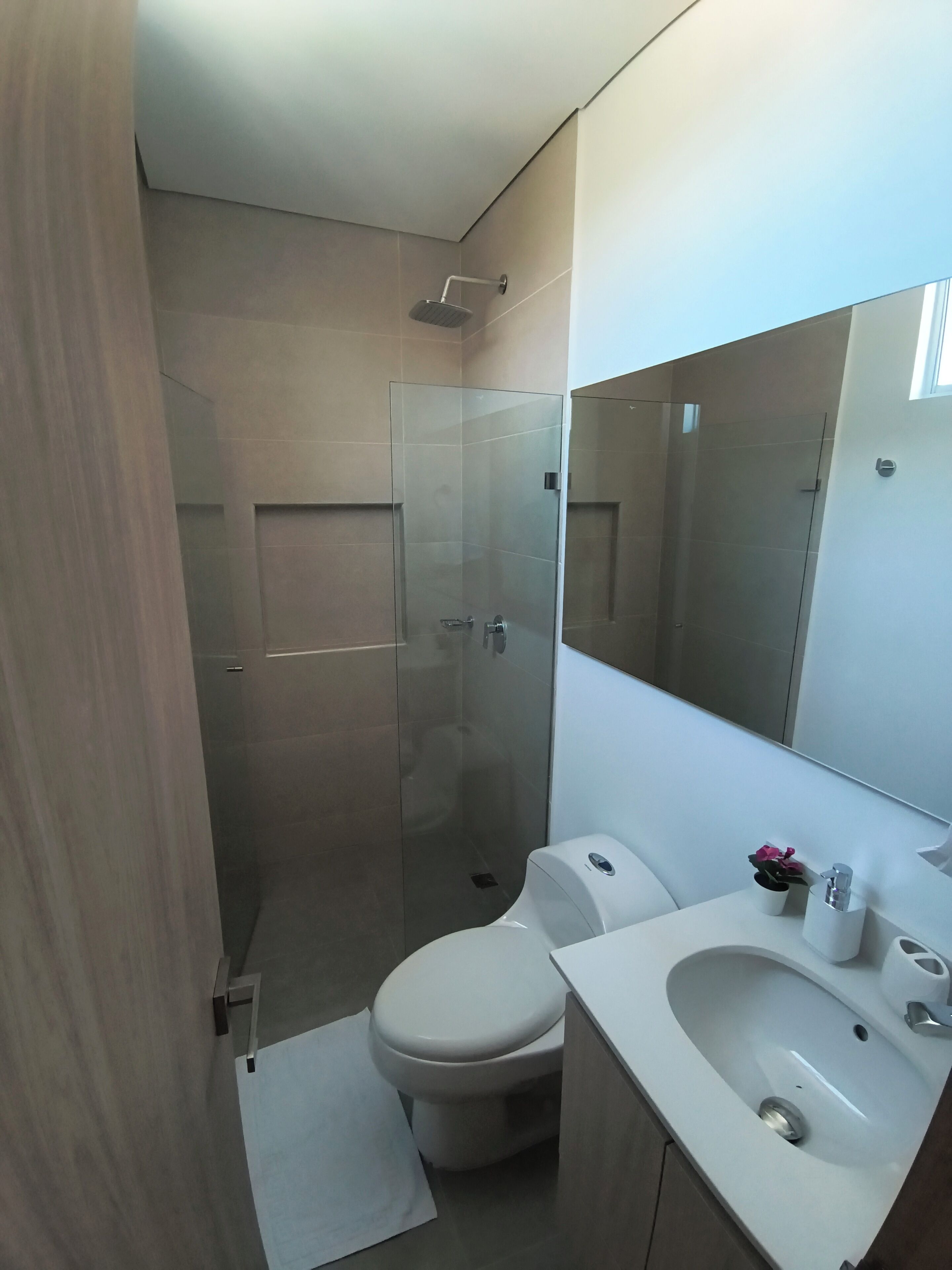 Apartamento familiar, vistas al mar | Baño | Ducha, toallas, jabón y papel higiénico