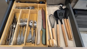 A drawer with utensils and kitchen tools. - Vista al mar piscina y confort 7 pax (Santa Marta)