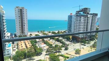 Apartamento familiar, vistas al mar | Ropa de cama de alta calidad, edredones de plumas, caja fuerte